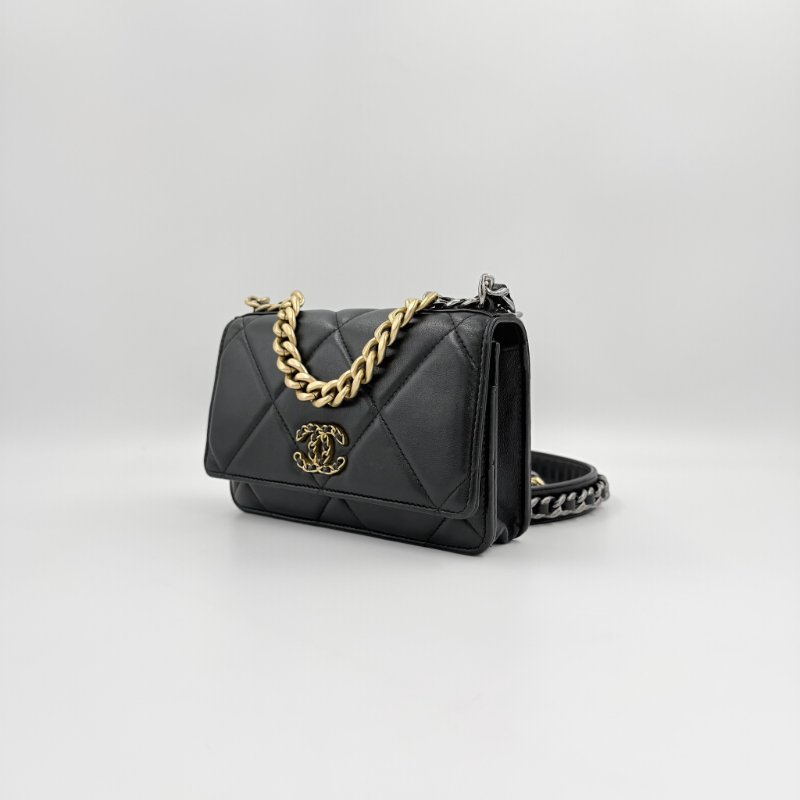 CHANEL-黑色羊皮金釦19 WOC手提斜背包-6
