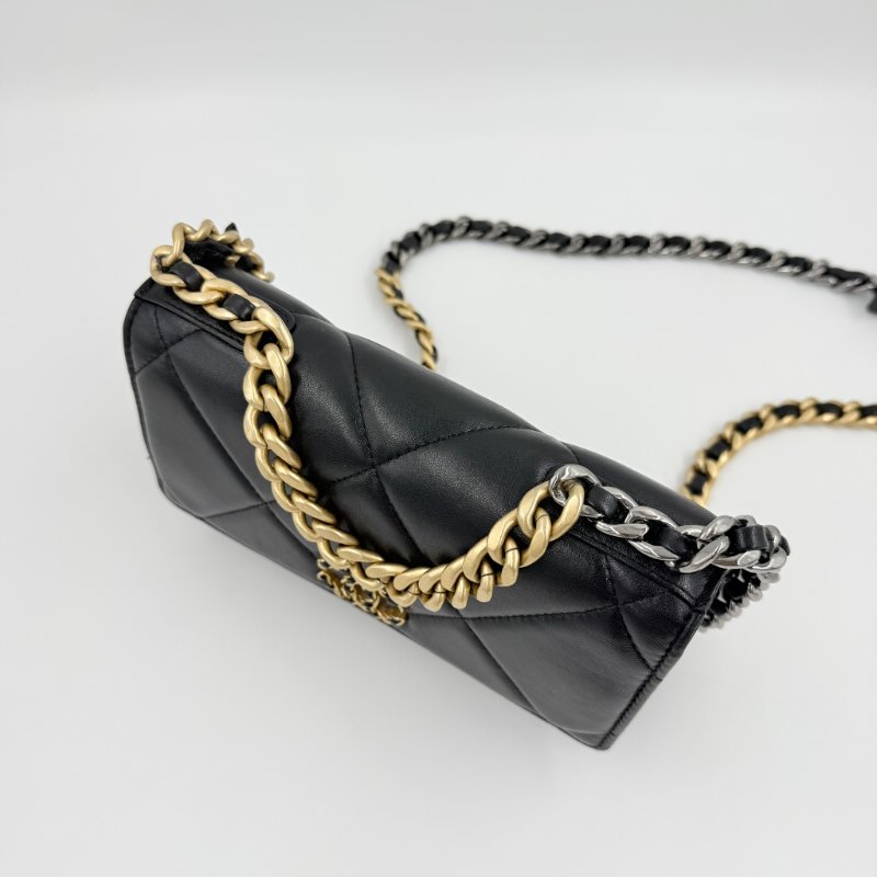 CHANEL-黑色羊皮金釦19 WOC手提斜背包-9