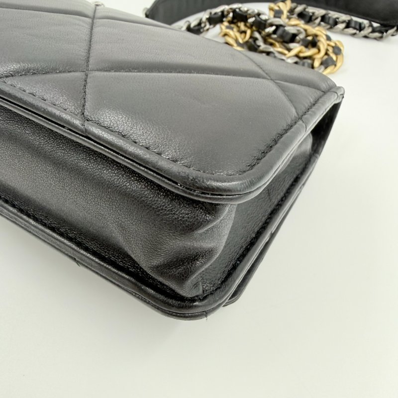 CHANEL-黑色羊皮金釦19 WOC手提斜背包-11