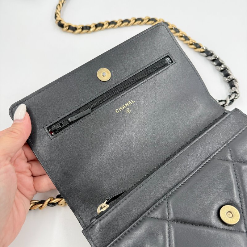 CHANEL-黑色羊皮金釦19 WOC手提斜背包-14