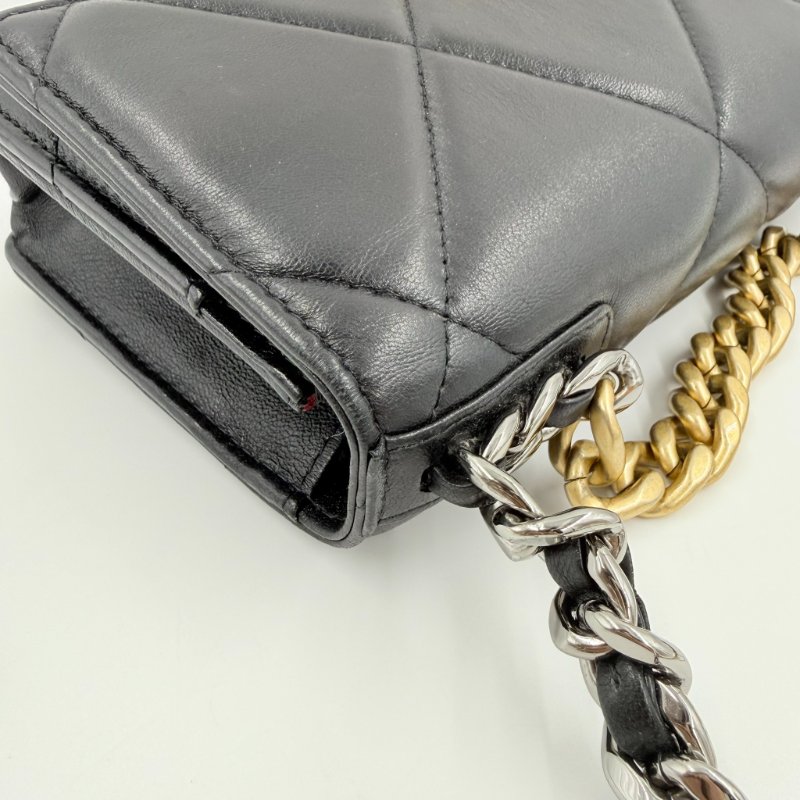 CHANEL-黑色羊皮金釦19 WOC手提斜背包-18