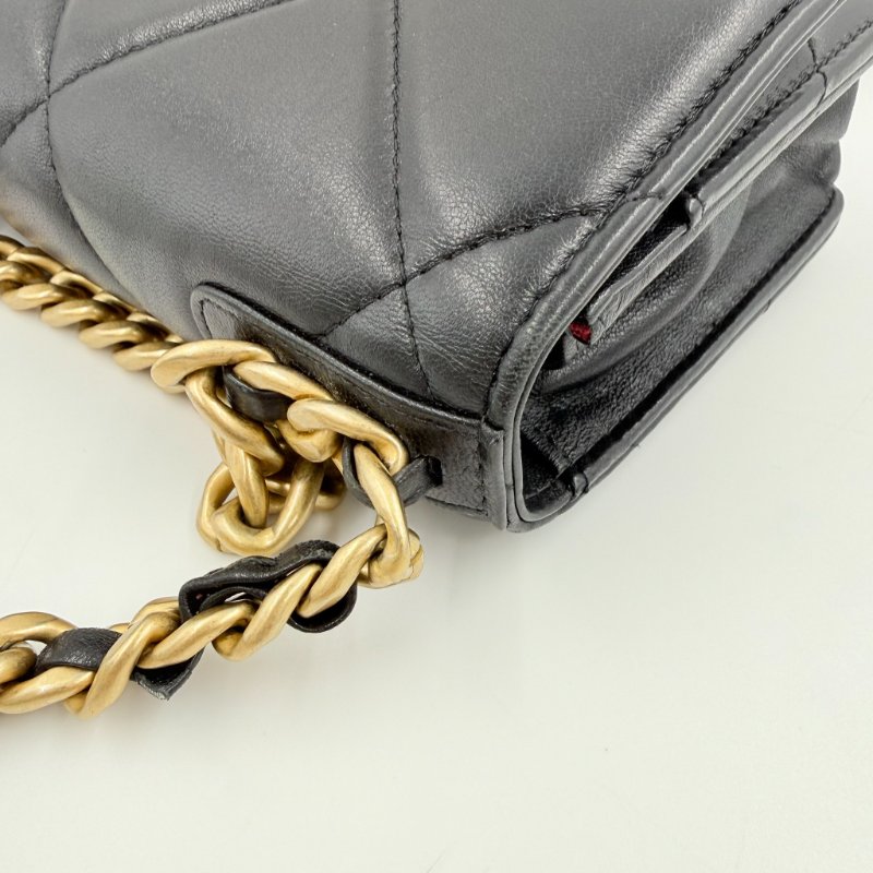 CHANEL-黑色羊皮金釦19 WOC手提斜背包-19