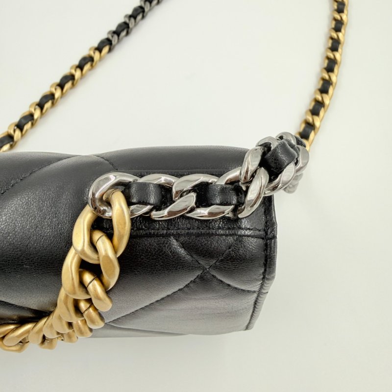 CHANEL-黑色羊皮金釦19 WOC手提斜背包-21