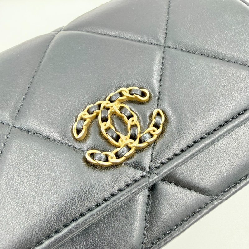 CHANEL-黑色羊皮金釦19 WOC手提斜背包-22