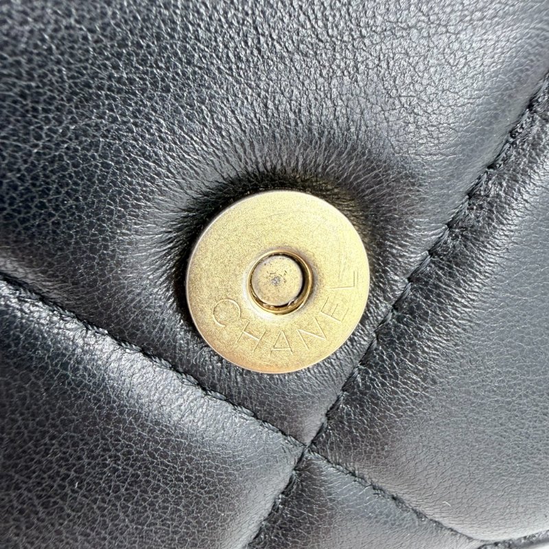 CHANEL-黑色羊皮金釦19 WOC手提斜背包-26