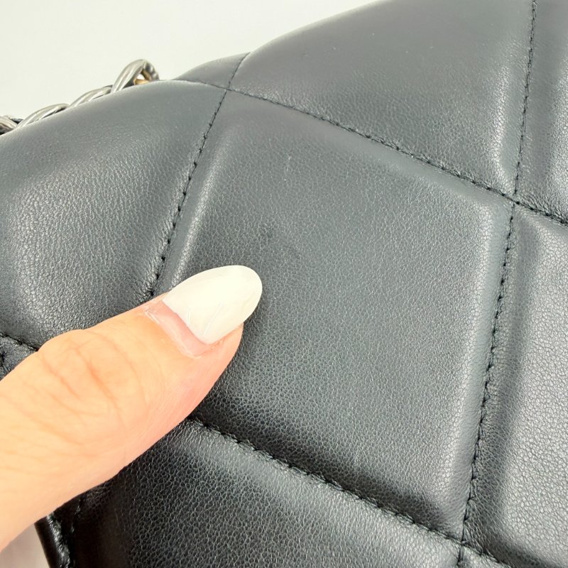 CHANEL-黑色羊皮金釦19 WOC手提斜背包-32