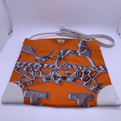二手hermes 橙色絲巾包 silkycity，布面輕微使用痕跡髒，油邊有開裂，邊角有磨損，具體看圖