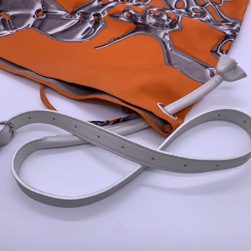 二手hermes 橙色絲巾包 silkycity，布面輕微使用痕跡髒，油邊有開裂，邊角有磨損，具體看圖-3