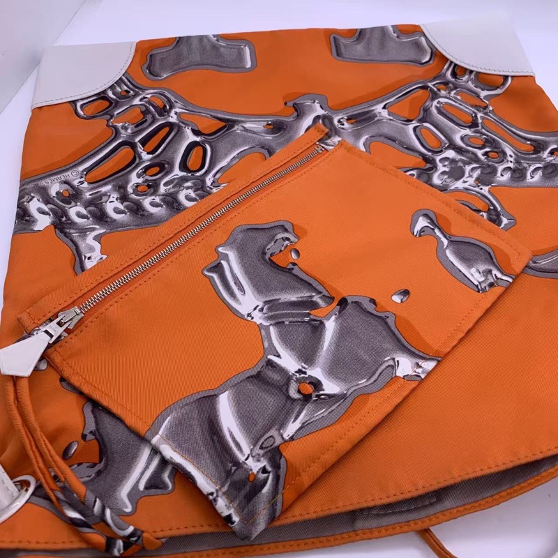 二手hermes 橙色絲巾包 silkycity，布面輕微使用痕跡髒，油邊有開裂，邊角有磨損，具體看圖-4