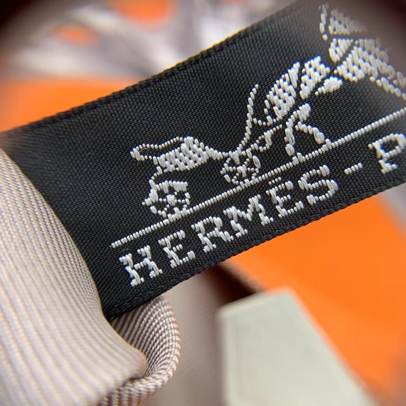 二手hermes 橙色絲巾包 silkycity，布面輕微使用痕跡髒，油邊有開裂，邊角有磨損，具體看圖-5