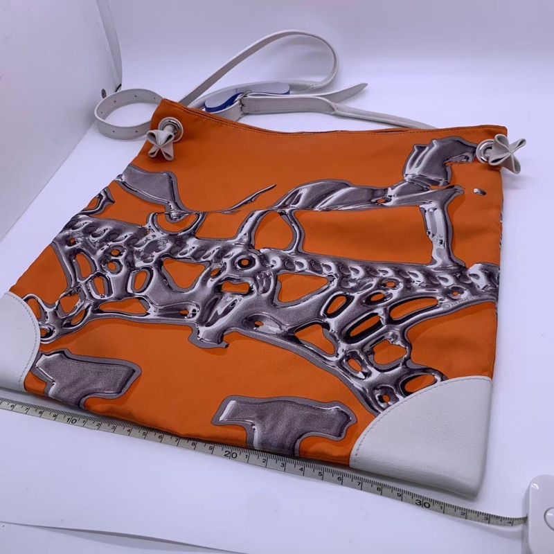 二手hermes 橙色絲巾包 silkycity，布面輕微使用痕跡髒，油邊有開裂，邊角有磨損，具體看圖-8