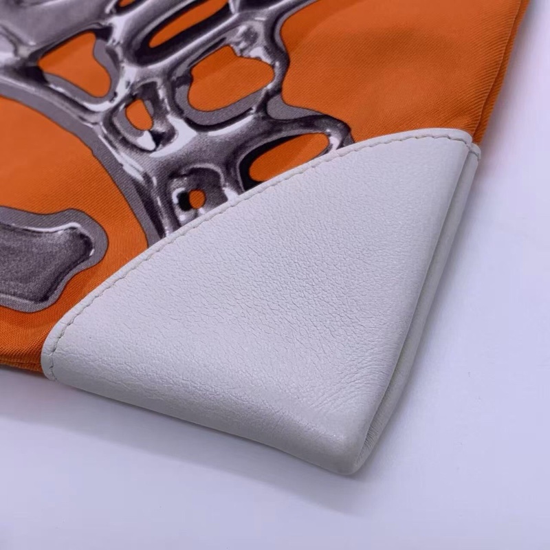 二手hermes 橙色絲巾包 silkycity，布面輕微使用痕跡髒，油邊有開裂，邊角有磨損，具體看圖-10