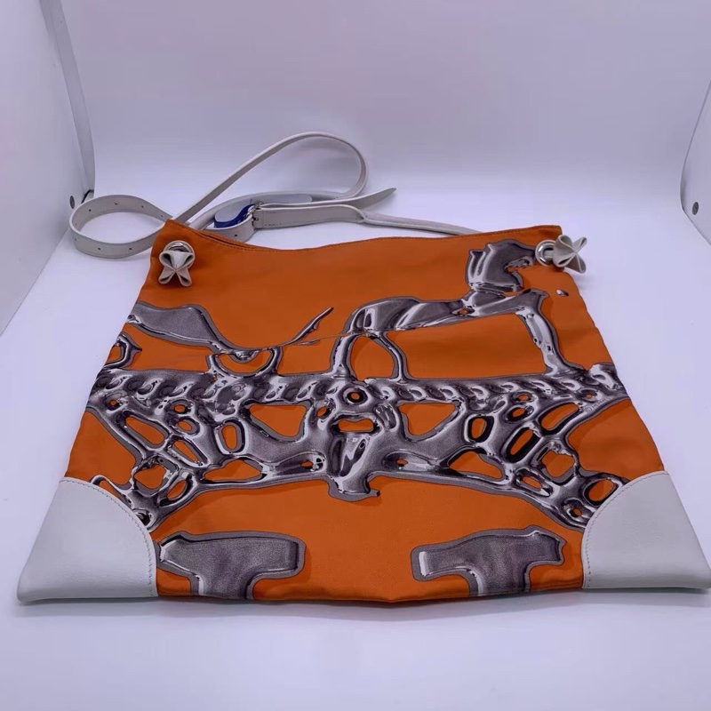 二手hermes 橙色絲巾包 silkycity，布面輕微使用痕跡髒，油邊有開裂，邊角有磨損，具體看圖-11