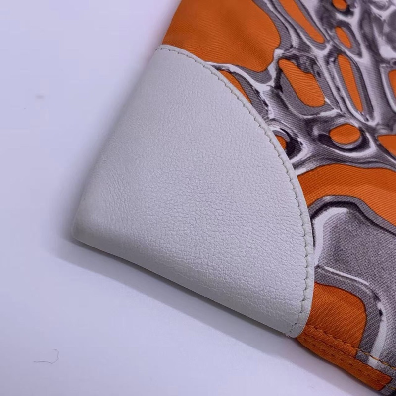 二手hermes 橙色絲巾包 silkycity，布面輕微使用痕跡髒，油邊有開裂，邊角有磨損，具體看圖-12
