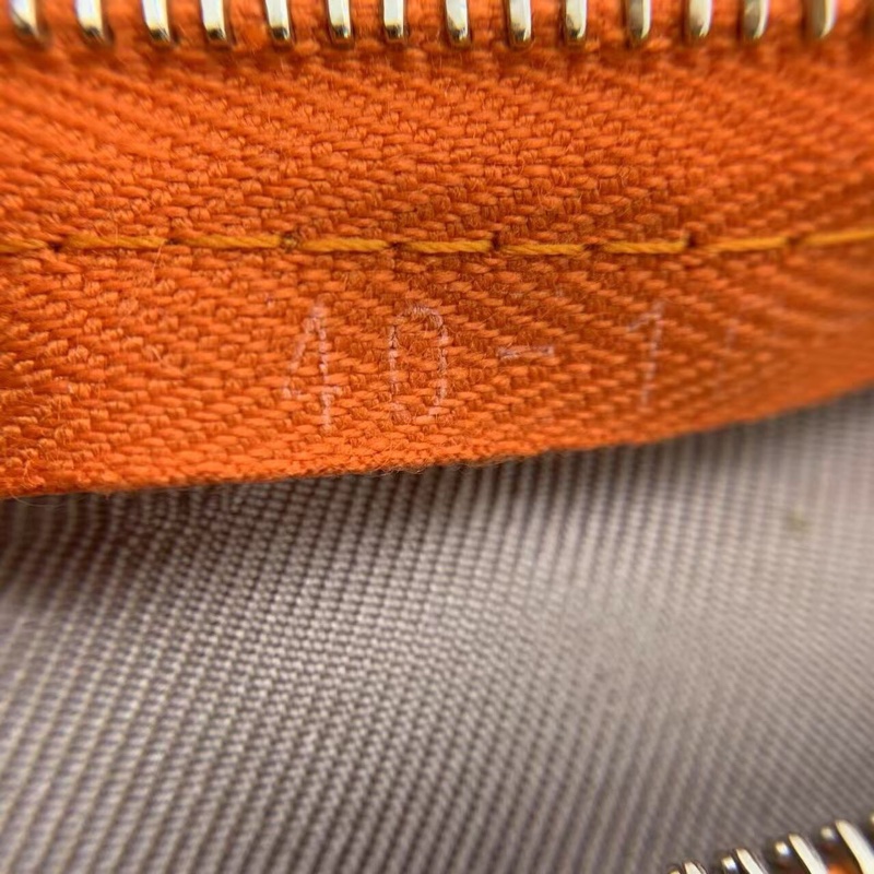 二手hermes 橙色絲巾包 silkycity，布面輕微使用痕跡髒，油邊有開裂，邊角有磨損，具體看圖-15