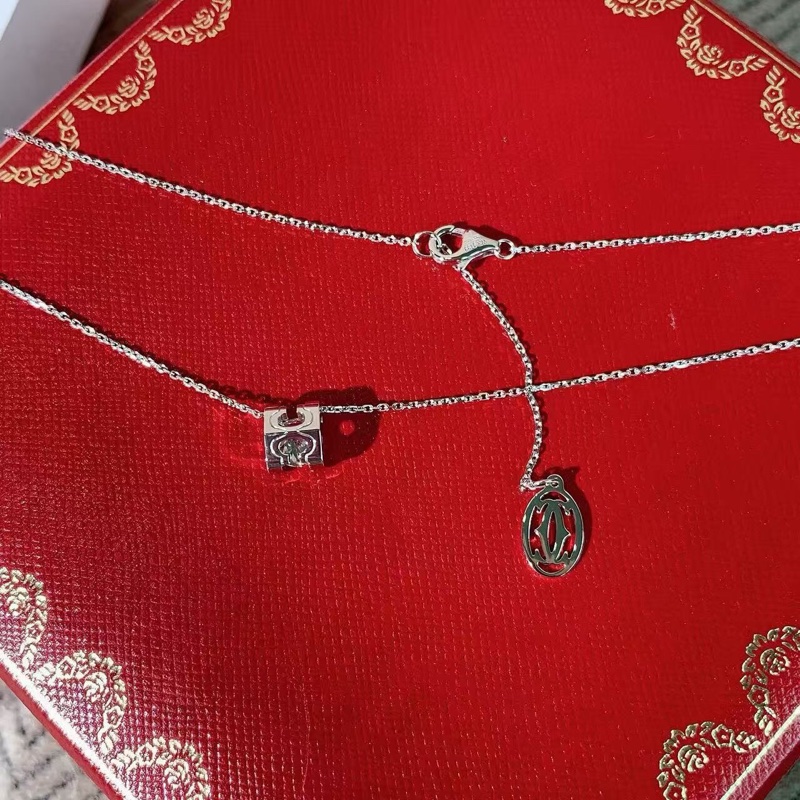 Cartier卡地亞0.7克拉鑽石牛頭款項鍊，主鑽0.71，G色，VS2-5