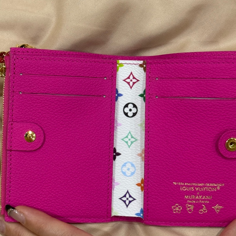 Louis Vuitton 路易威登M14087 村上隆聯名系列經典Monogram壓紋牛皮熊貓造型拉鍊皮夾(桃粉色)-2