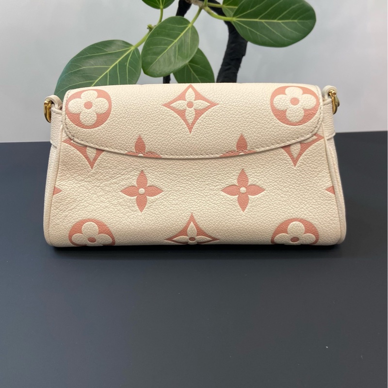 98新 lv  favorite草莓牛奶雲朵包，芯片款，奶油白配粉色老花，金色五金鍊條-1