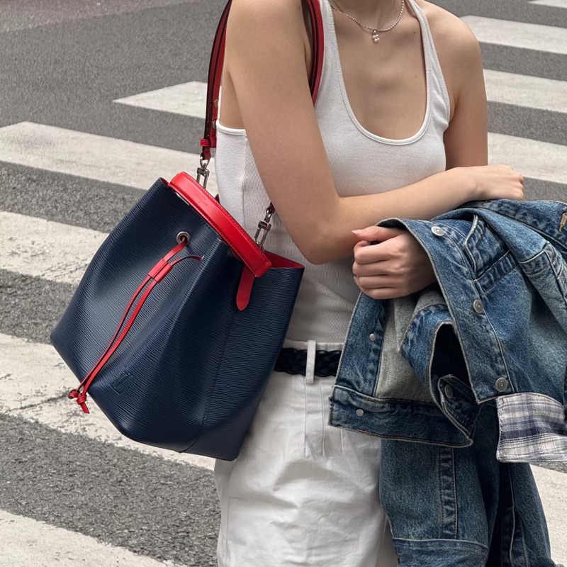 Louis Vuitton 質感上線99新NEW路易威登拼色水波紋水桶BB 手提斜挎單肩包-1