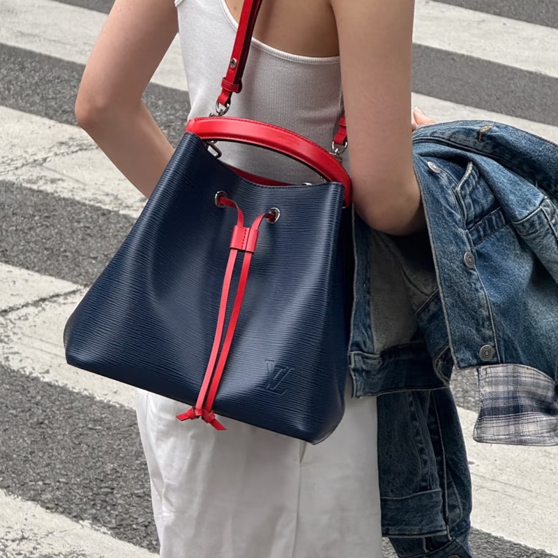 Louis Vuitton 質感上線99新NEW路易威登拼色水波紋水桶BB 手提斜挎單肩包-4