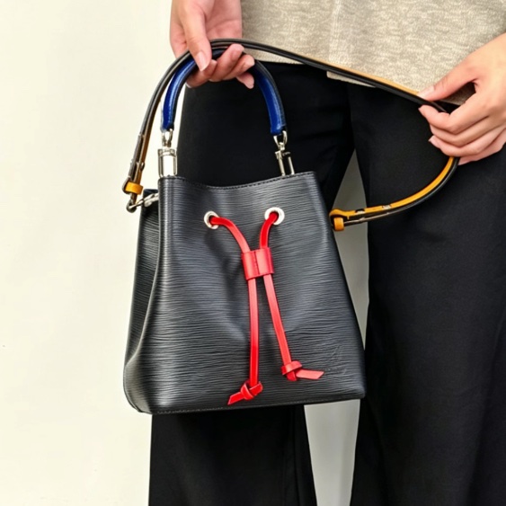 Louis Vuitton 質感上線99新NEW路易威登拼色水波紋水桶BB 手提斜挎單肩包-6