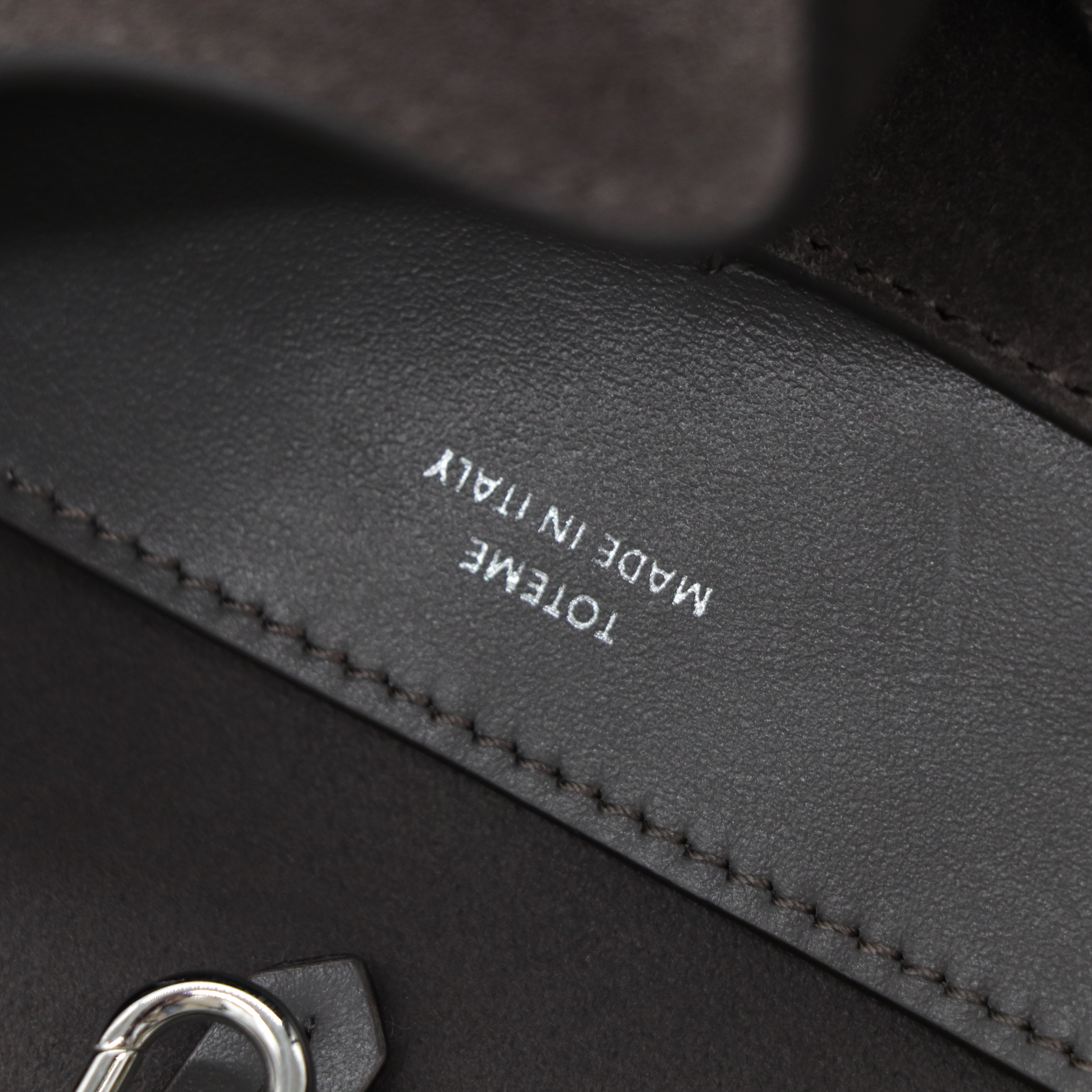 一拎就走✈️Toteme Granite 麂皮 Belted Tote 托特包 深咖色-7