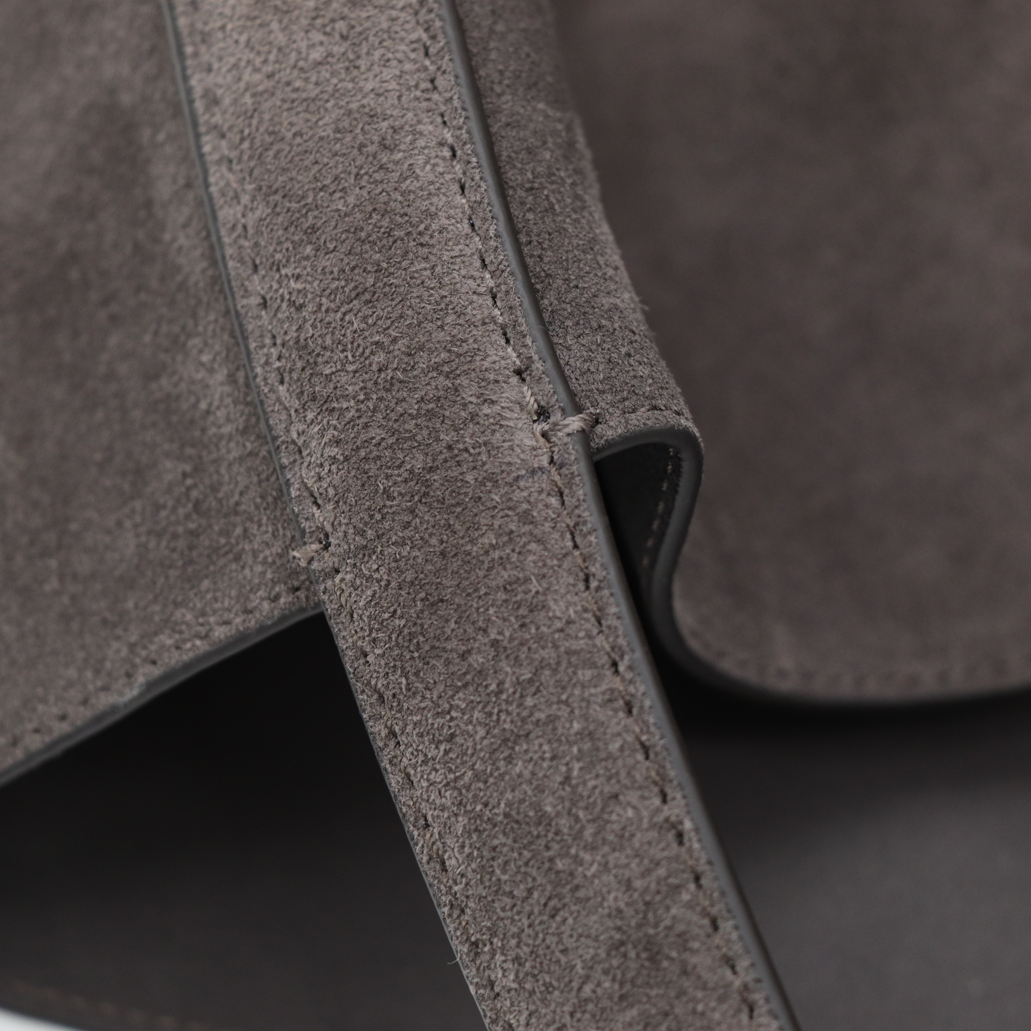 一拎就走✈️Toteme Granite 麂皮 Belted Tote 托特包 深咖色-9