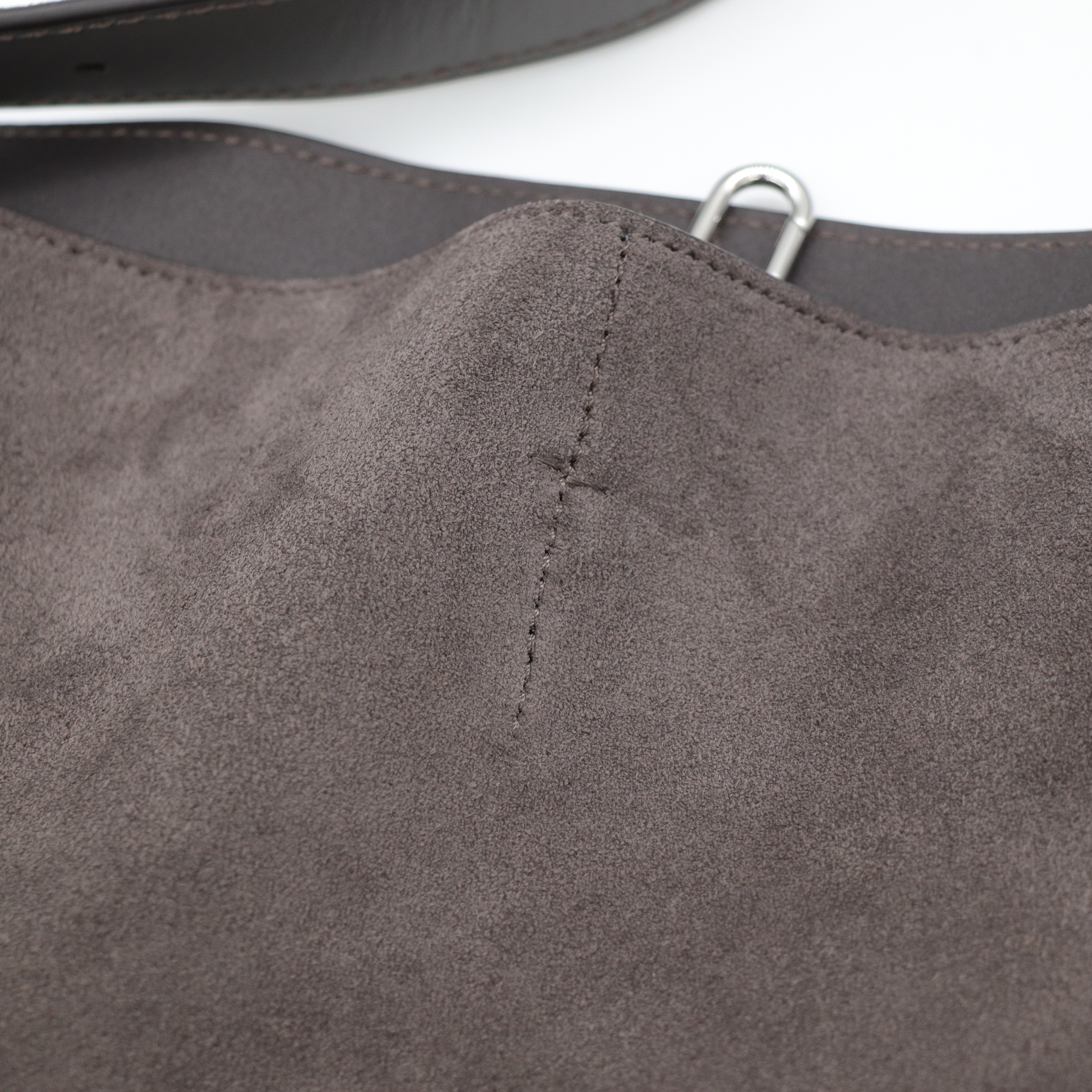 一拎就走✈️Toteme Granite 麂皮 Belted Tote 托特包 深咖色-12