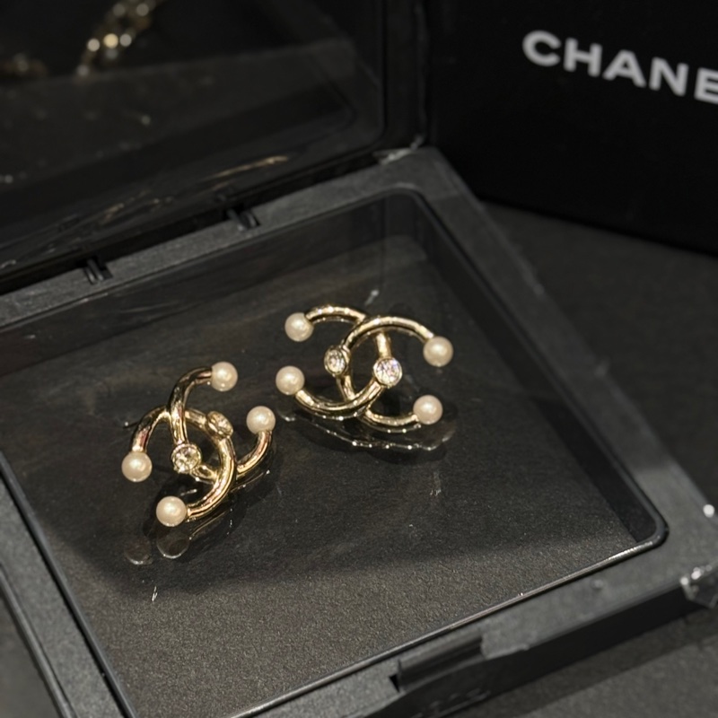 Chanel+雙C珍珠水鑽耳釘+金色+珍珠水鑽點綴++帶盒+設計感強-1