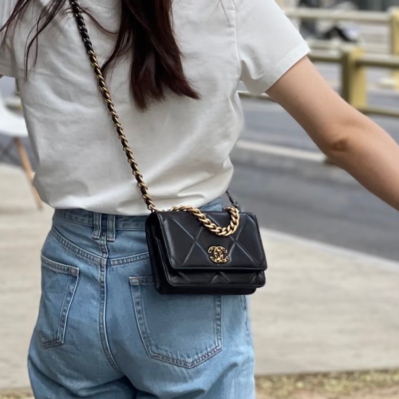 CHANEL黑色羊皮金釦19 woc手提側背包AP0957-1