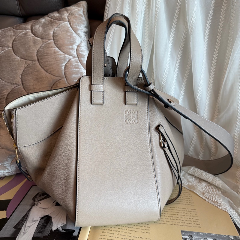 羅意威  吊床包 托特包 手提包 通勤包 腋下包 斜背包 灰色皮革 灰色皮革 大象灰 側背包 斜挎包 斜背包 褶皺鏈條包 Loewe Hammock grey leather bag / shoulder bag handbag crossbody bag-0