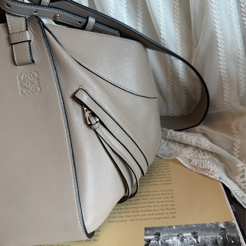 羅意威  吊床包 托特包 手提包 通勤包 腋下包 斜背包 灰色皮革 灰色皮革 大象灰 側背包 斜挎包 斜背包 褶皺鏈條包 Loewe Hammock grey leather bag / shoulder bag handbag crossbody bag-12