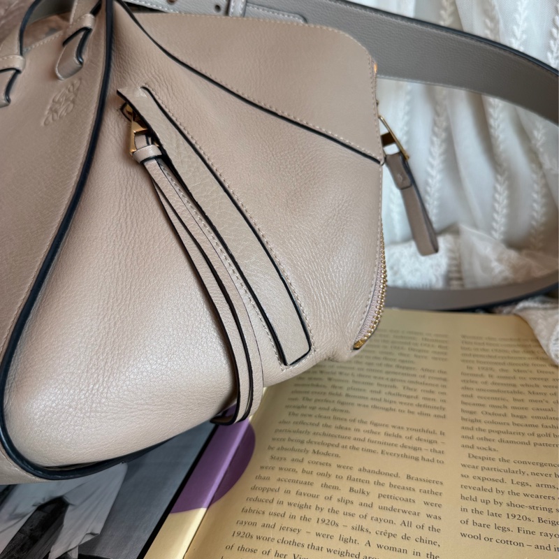 羅意威  吊床包 托特包 手提包 通勤包 腋下包 斜背包 灰色皮革 灰色皮革 大象灰 側背包 斜挎包 斜背包 褶皺鏈條包 Loewe Hammock grey leather bag / shoulder bag handbag crossbody bag-24