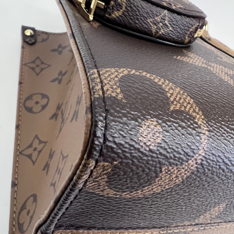 LV雙色原花金釦OnTheGo Pm 手提斜背托特包-6
