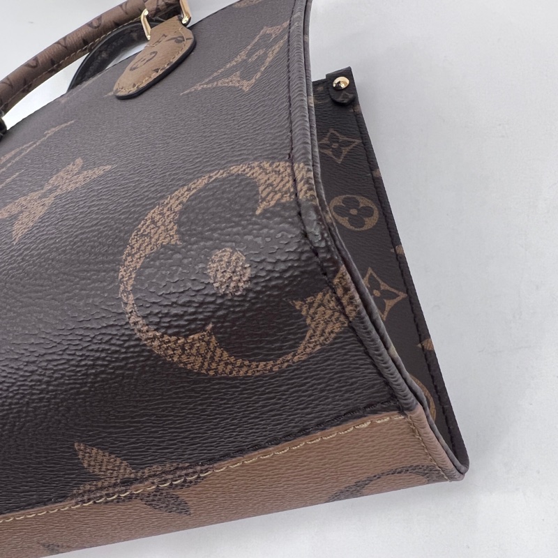 LV雙色原花金釦OnTheGo Pm 手提斜背托特包-7