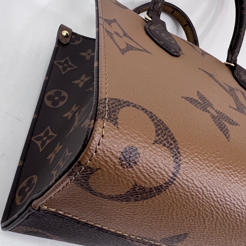 LV雙色原花金釦OnTheGo Pm 手提斜背托特包-9