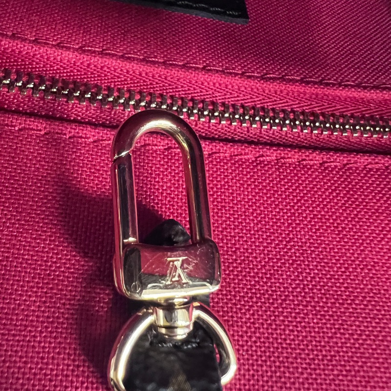 LV雙色原花金釦OnTheGo Pm 手提斜背托特包-18