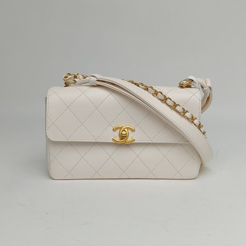 CHANEL 26S口蓋包固定雙肩帶白色羊皮晶片金扣肩背包-0