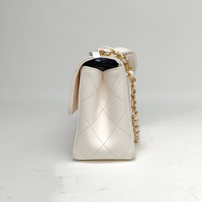 CHANEL 26S口蓋包固定雙肩帶白色羊皮晶片金扣肩背包-1