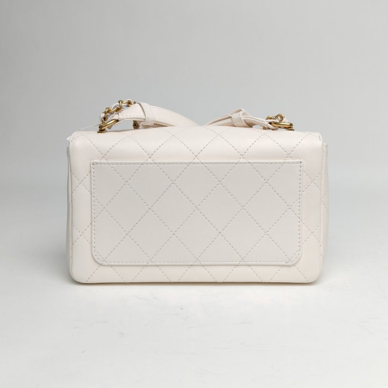 CHANEL 26S口蓋包固定雙肩帶白色羊皮晶片金扣肩背包-2