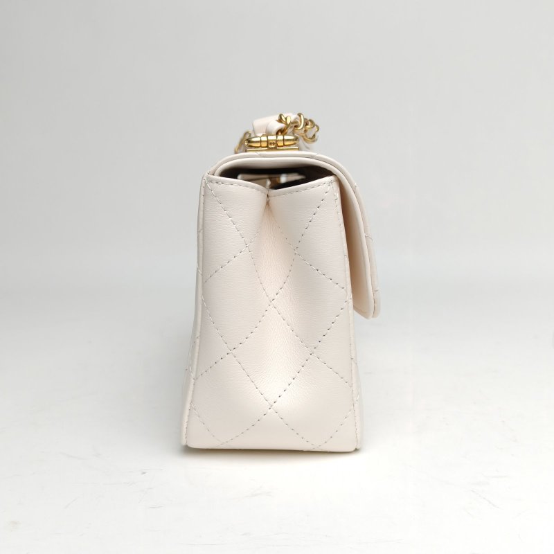 CHANEL 26S口蓋包固定雙肩帶白色羊皮晶片金扣肩背包-3