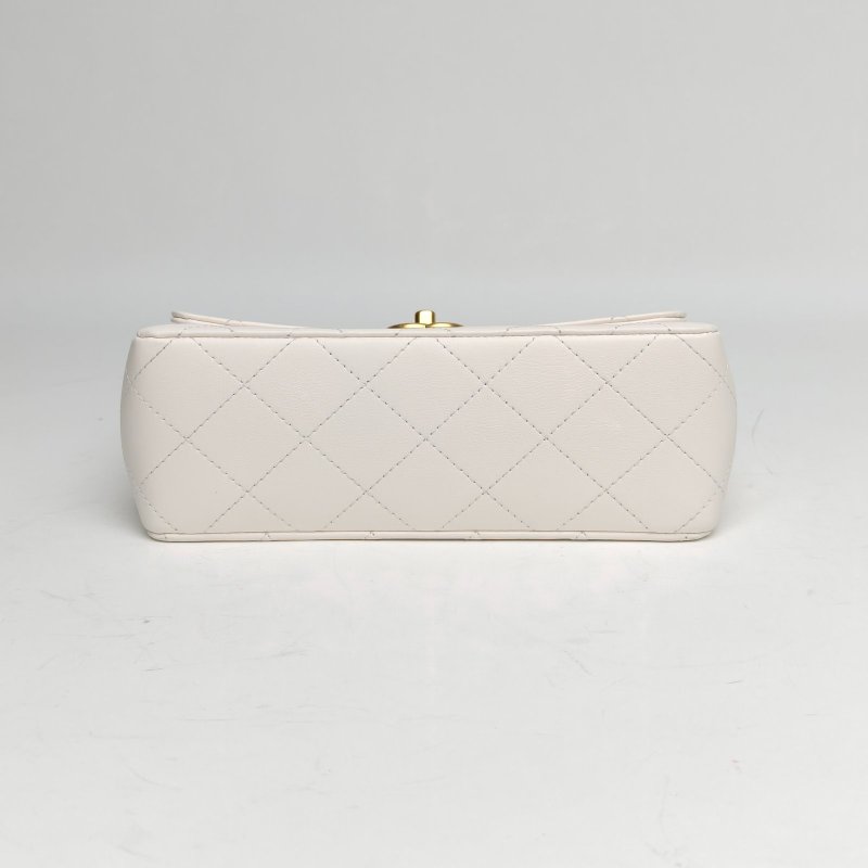 CHANEL 26S口蓋包固定雙肩帶白色羊皮晶片金扣肩背包-4