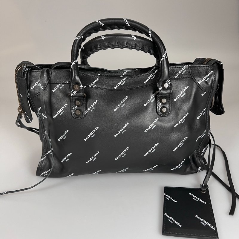 BALENCIAGA 431621 黑皮革滿版LOGO機車包-1