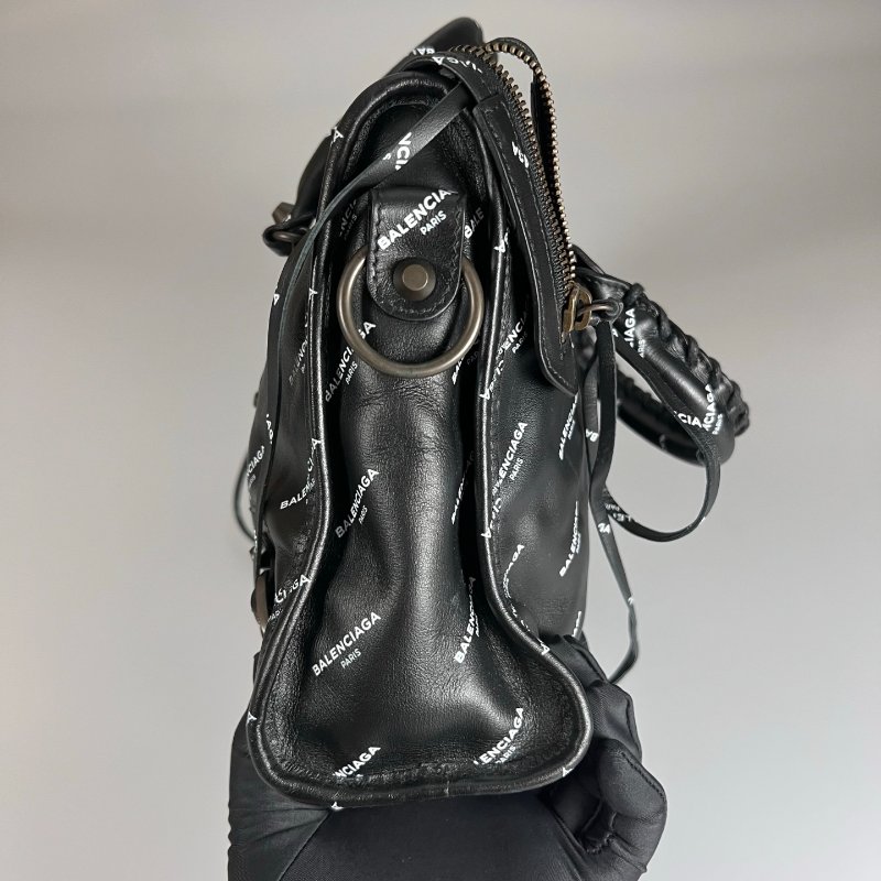 BALENCIAGA 431621 黑皮革滿版LOGO機車包-2