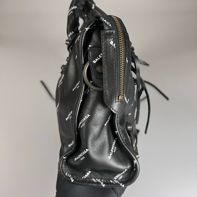 BALENCIAGA 431621 黑皮革滿版LOGO機車包-3