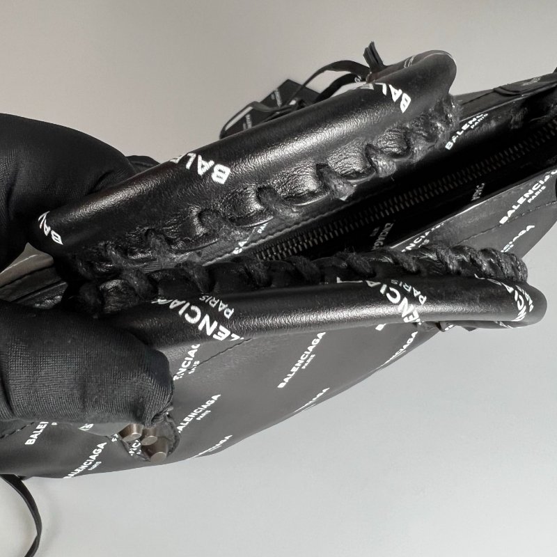 BALENCIAGA 431621 黑皮革滿版LOGO機車包-5