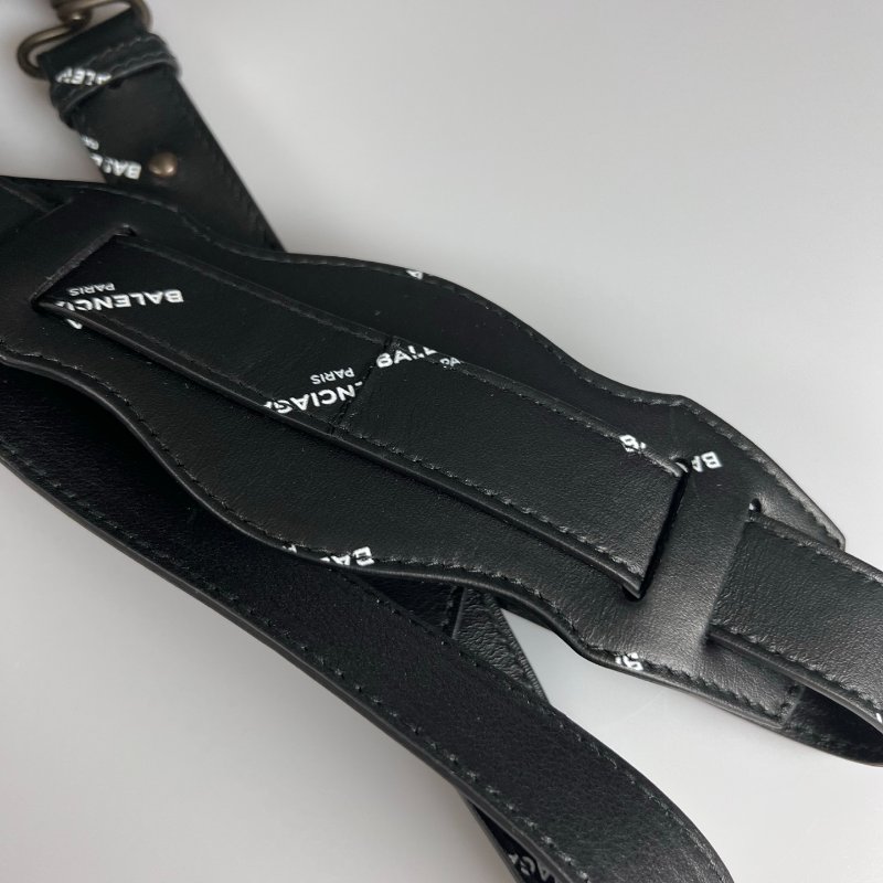 BALENCIAGA 431621 黑皮革滿版LOGO機車包-7