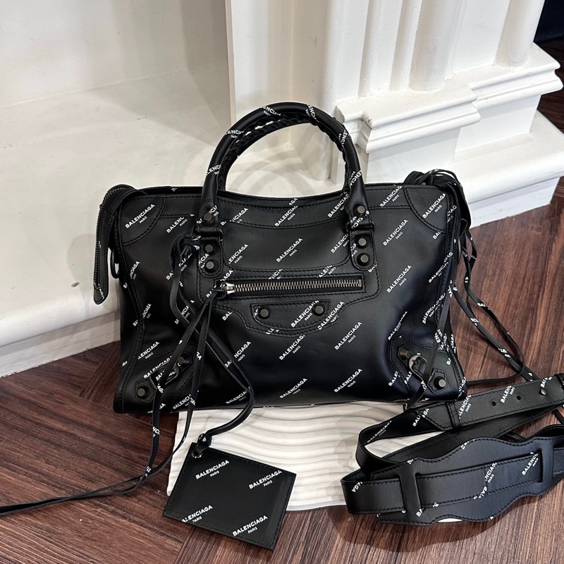 BALENCIAGA 431621 黑皮革滿版LOGO機車包-0