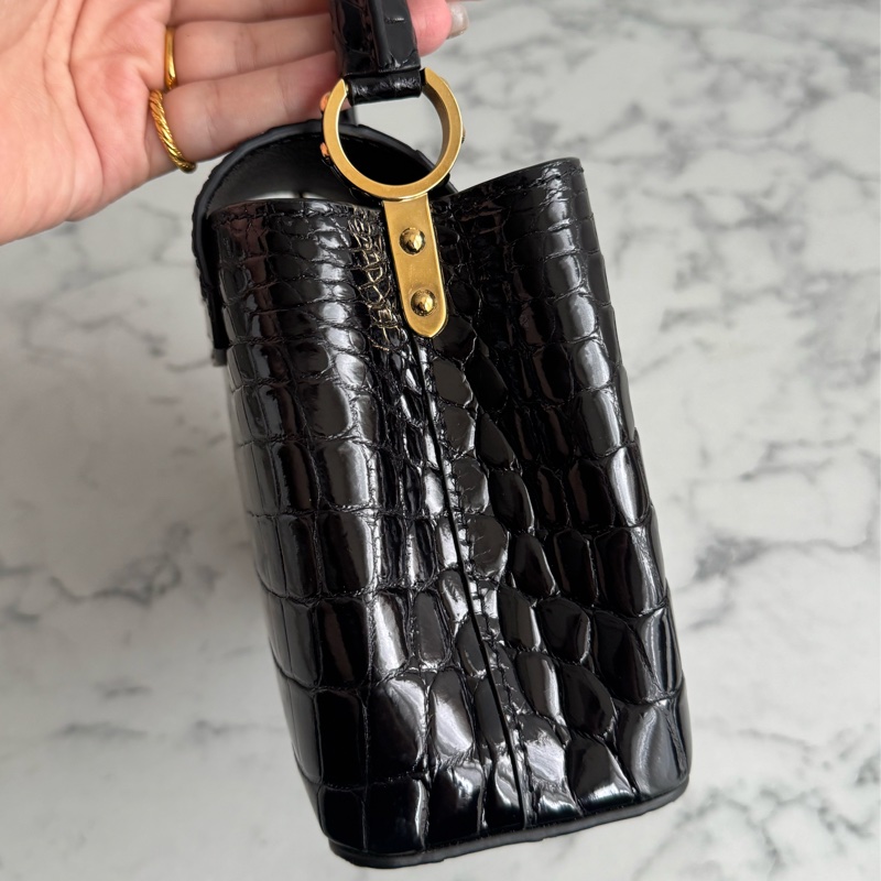 LV 黑鱷魚壓紋mini capucines手提兩用包-4