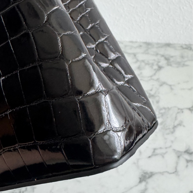 LV 黑鱷魚壓紋mini capucines手提兩用包-8